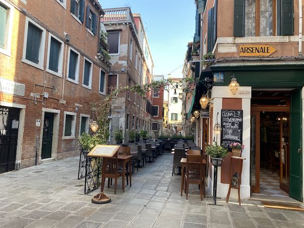 3 fantastic Venice neighborhoods for a stroll you will love