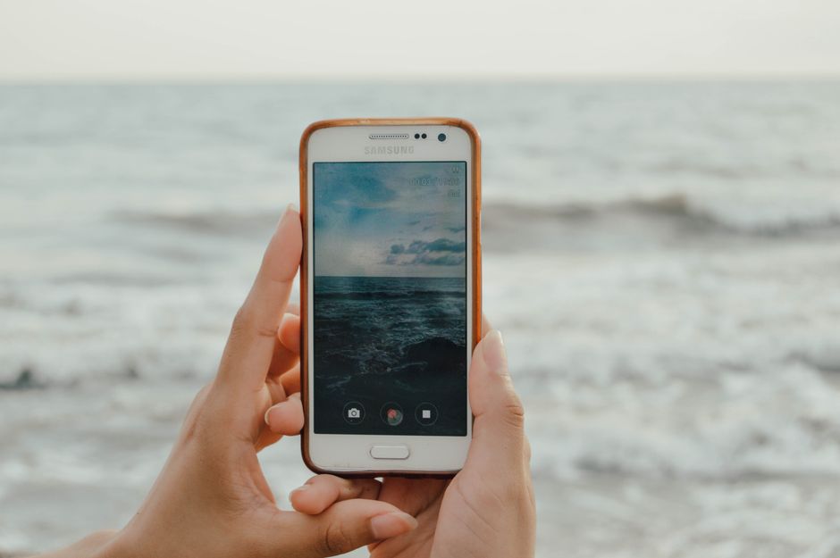 SIM Cards vs. Portable Hotspots: Finding Reliable Wi-Fi Abroad for Remote Work
